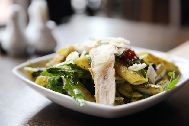 Ensalada de pasta Penne comida italiana