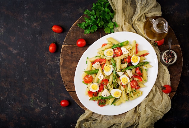 Ensalada - pasta penne con espárragos, tomates, huevos de codorniz, mozzarella y pimiento dulce.