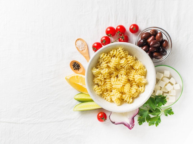 Ensalada de pasta en un plato con ingredientes