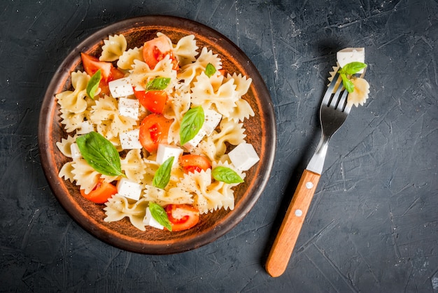 Ensalada de pasta en un plato