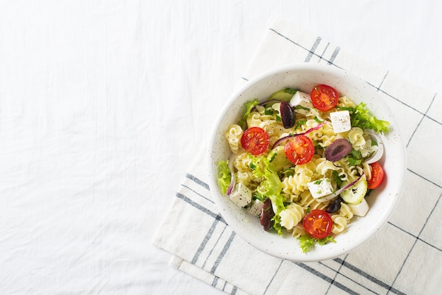 Ensalada de pasta en un plato