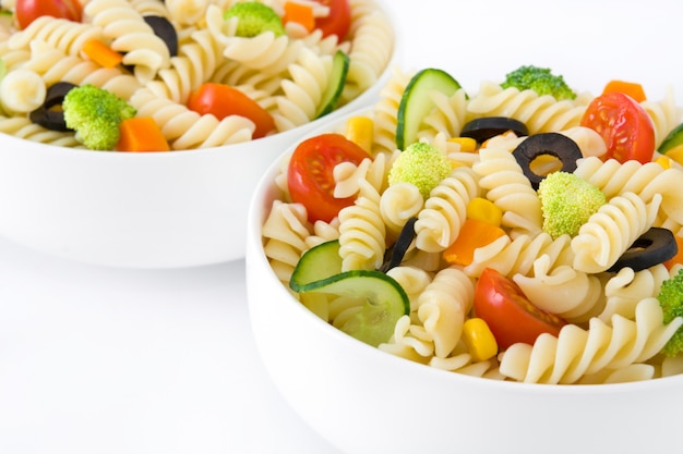 Ensalada de pasta en un recipiente aislado sobre fondo blanco.