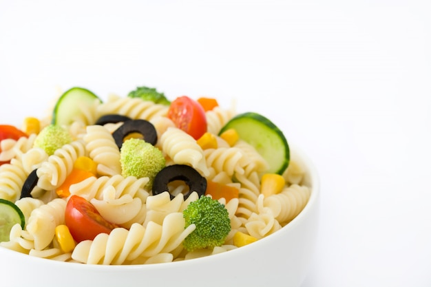 Ensalada de pasta en un recipiente aislado sobre fondo blanco.