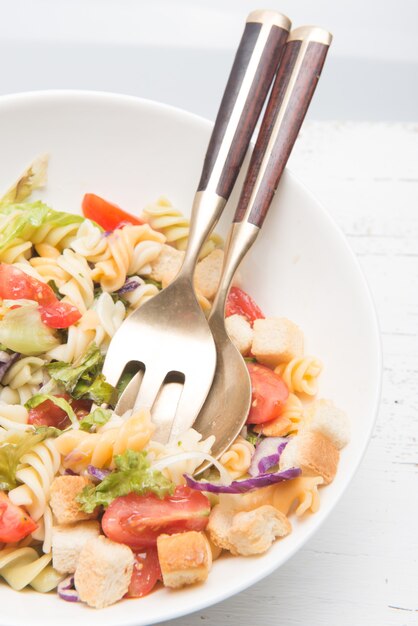 ensalada de pasta con rotinni y verduras