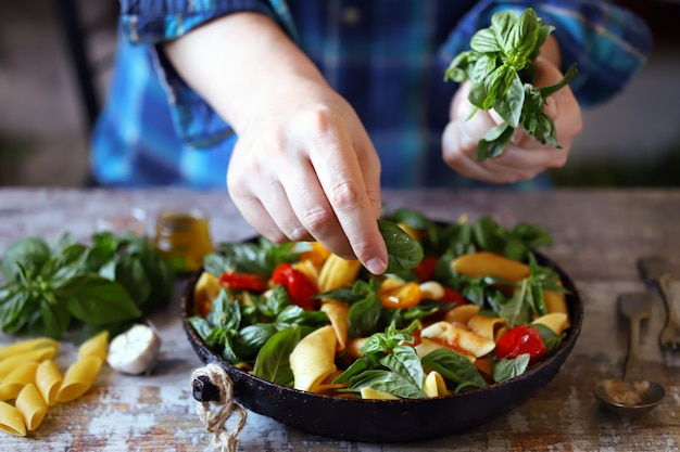 Ensalada de pasta con tomate y albahaca