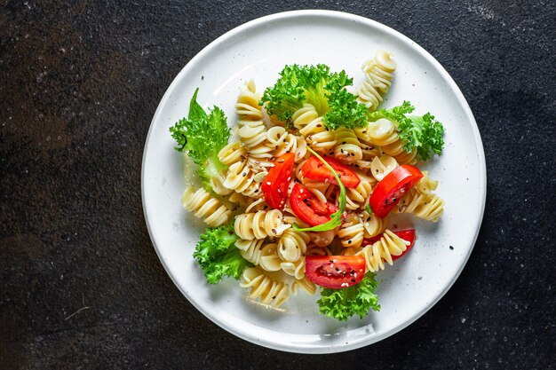 ensalada de pasta con tomate y lechuga