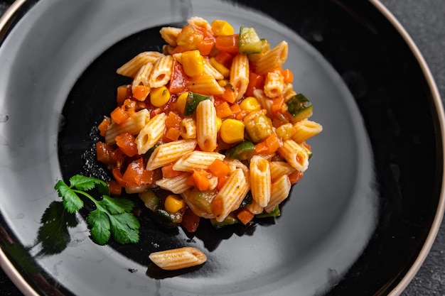Ensalada de pasta, tomate, pepino, maíz, verduras, comida saludable, refrigerio en la mesa, espacio de copia