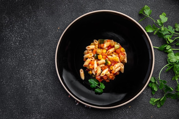 ensalada de pasta tomate pepino maíz verduras frescas pasta penne comida bocadillo en la mesa