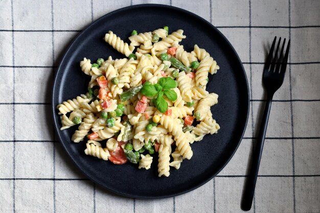 Ensalada de pasta con verduras con salsa y especias