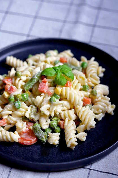 Ensalada de pasta con verduras con salsa y especias