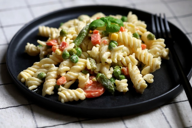 Ensalada de pasta con verduras con salsa y especias