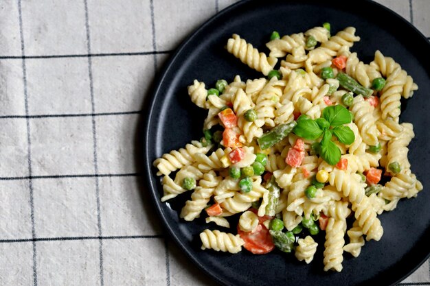 Ensalada de pasta con verduras con salsa y especias