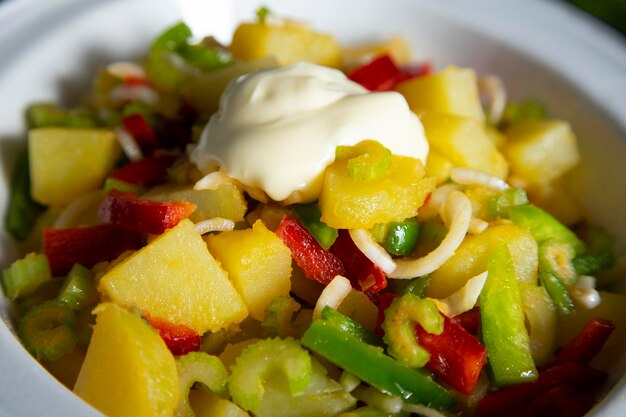 Ensalada de patata apio tomates cherry y mahonesa