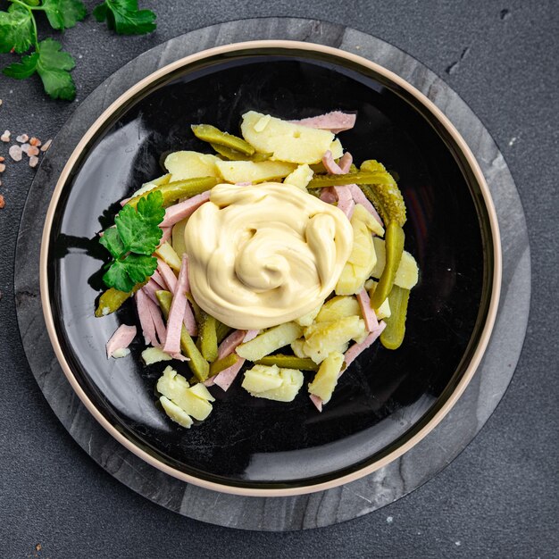 ensalada de patata fresca pepinillo salchicha mayonesa lista para comer comida bocadillo en la mesa