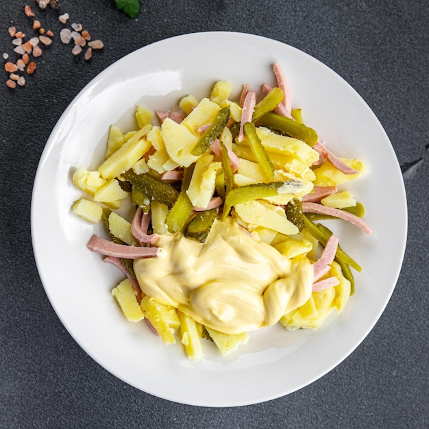 ensalada de patata, pepinillo, salchicha, mayonesa fresca lista para comer comida comida snack en la mesa