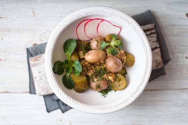 Ensalada con patatas en un bol de cerámica blanca