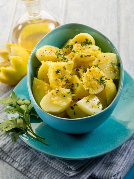 Ensalada de patatas con perejil y pimienta