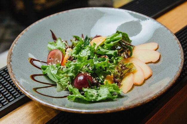 Ensalada con pato guisado, membrillo en escabeche, uvas dulces, tomates frescos y aderezo picante.