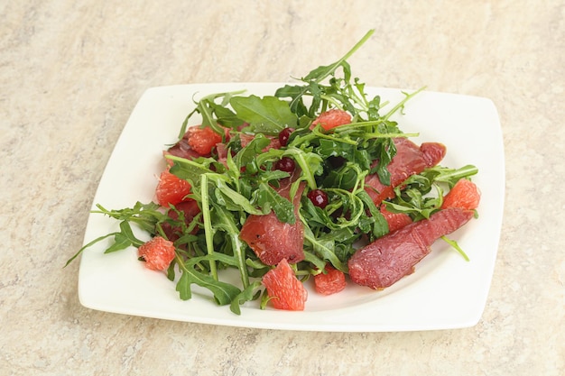 Ensalada de pato con rúcula y pomelo