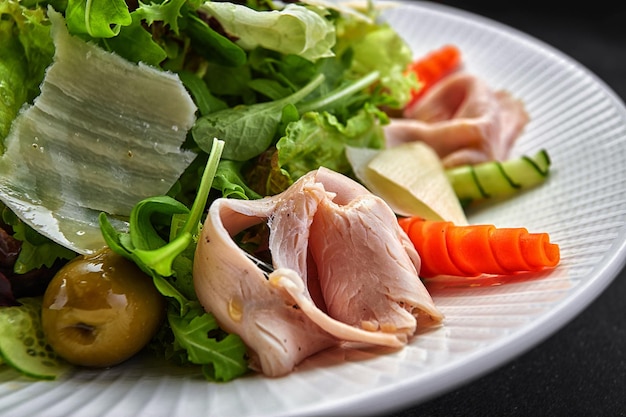 Ensalada de pavo al vacío con verduras