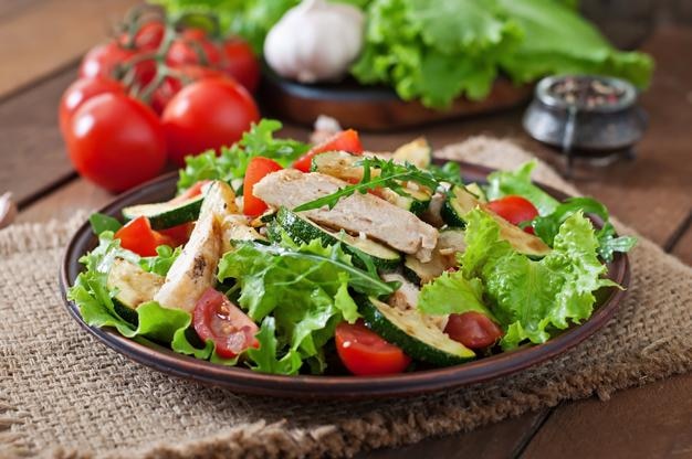 Ensalada de pecho de pollo con calabacín y tomates cereza