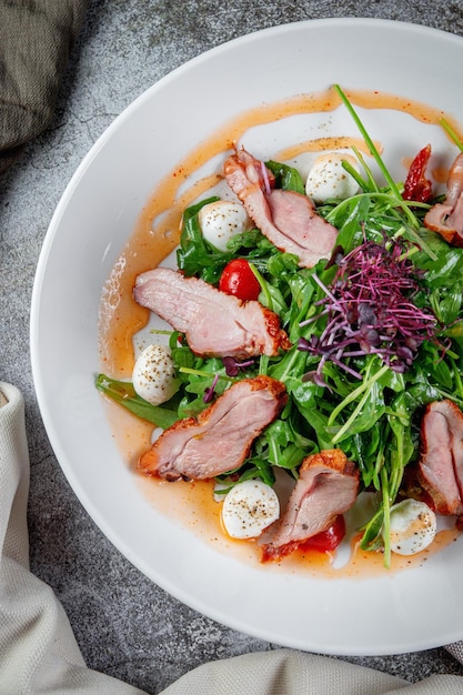 Ensalada de pechuga de pato ahumada con verduras y especias