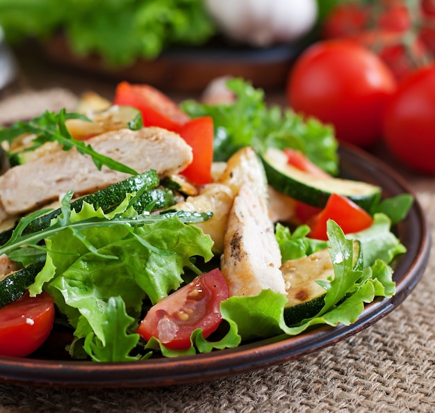 Ensalada de pechuga de pollo con calabacín y tomates cherry