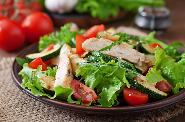 Ensalada de pechuga de pollo con calabacín y tomates cherry