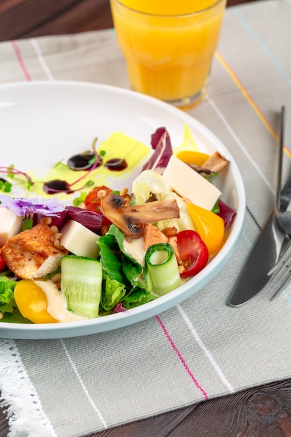 Ensalada de pechuga de pollo y champiñones con verduras