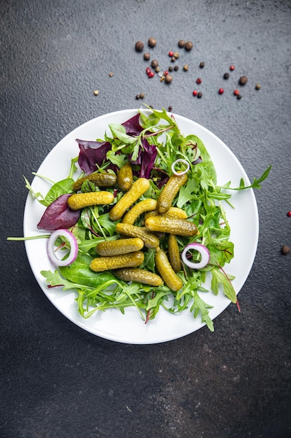 ensalada pepinillos pepino salado hojas verdes mezclar comida fresca merienda en la mesa espacio de copia comida