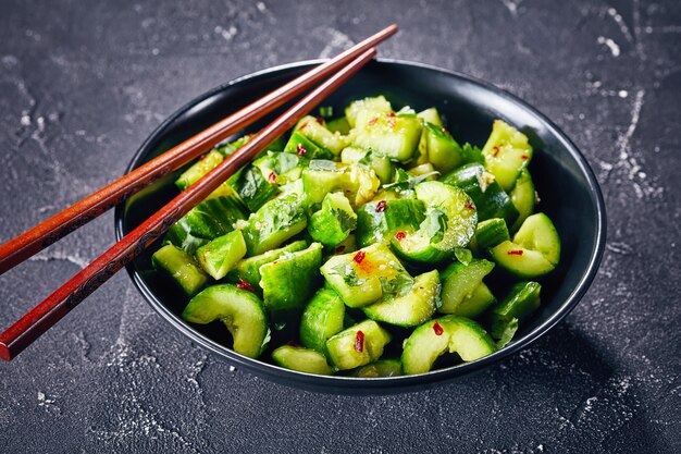 Ensalada de pepino aplastado en un tazón