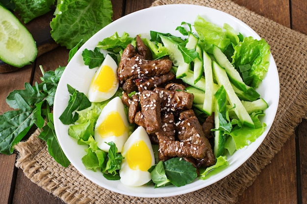 Ensalada con pepino de carne picante y huevos al estilo asiático