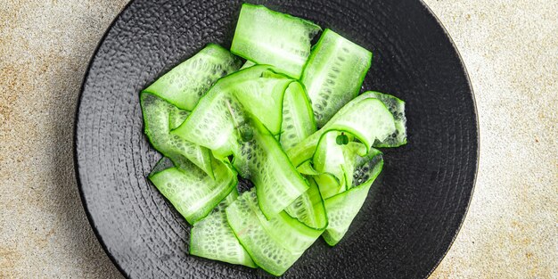 Ensalada de pepino en rodajas vegetales listos para comer comida bocadillo en la mesa espacio de copia fondo de alimentos