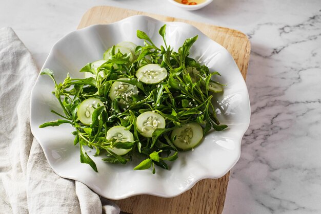 ensalada de pepino y sésamo