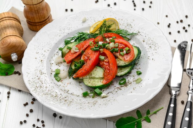 Ensalada de pepino, tomate y cebolla verde con aceite de oliva