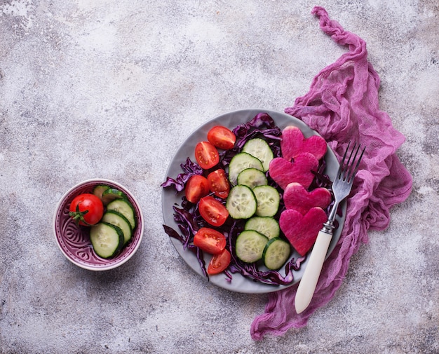 Ensalada de pepino, tomate y repollo tinto.