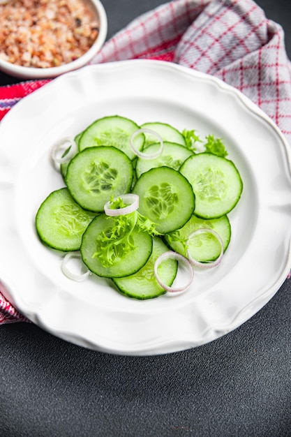 ensalada de pepino verdura fresca comida saludable comida bocadillo en la mesa espacio de copia fondo de comida