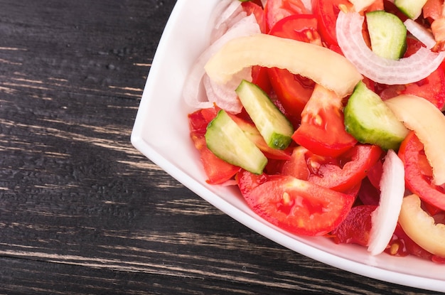 Foto ensalada con pepinos y tomates