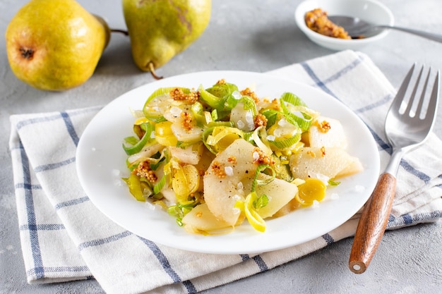 Ensalada con pera frita Dieta de alimentos saludables