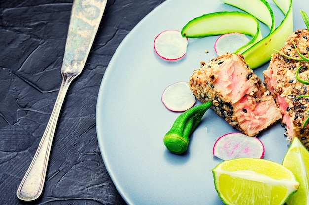 Ensalada de pescado con atún, lima, quimbombó, rábano y zanahoria