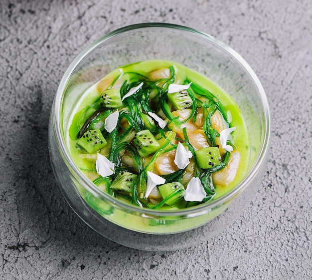 Ensalada de pescado blanco con kiwi y algas