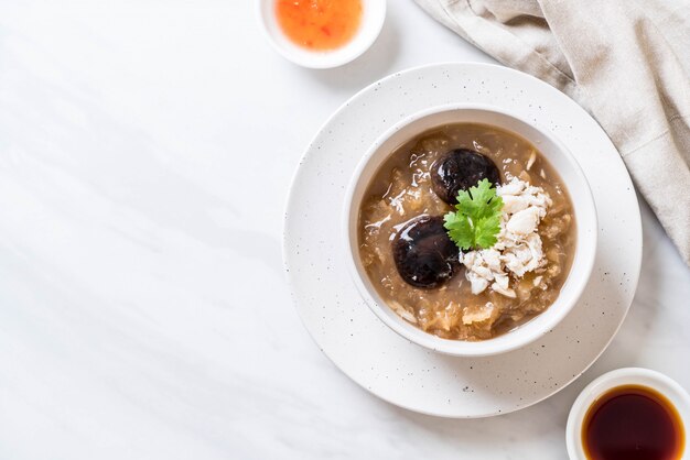 Ensalada De Pescado Estofado En Sopa De Salsa Roja Con Cangrejo