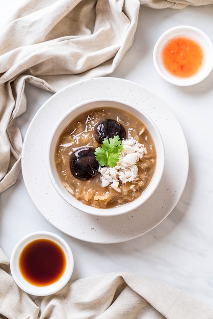 Ensalada De Pescado Estofado En Sopa De Salsa Roja Con Cangrejo