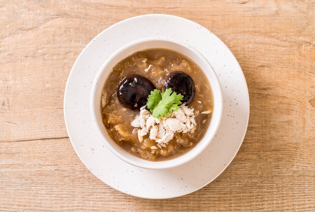 Ensalada De Pescado Estofado En Sopa De Salsa Roja Con Cangrejo