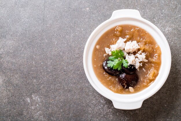 Ensalada De Pescado Estofado En Sopa De Salsa Roja Con Cangrejo