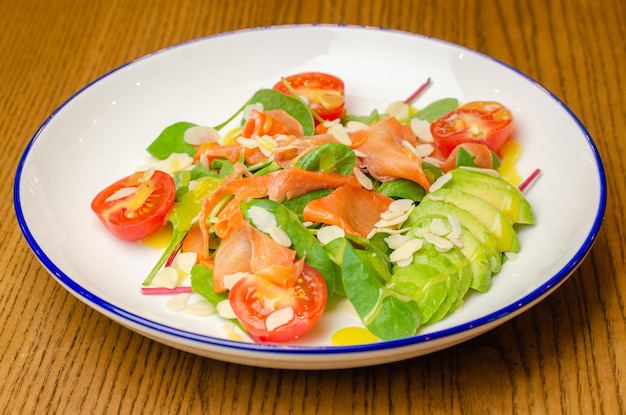 ensalada con pescado rojo y verduras