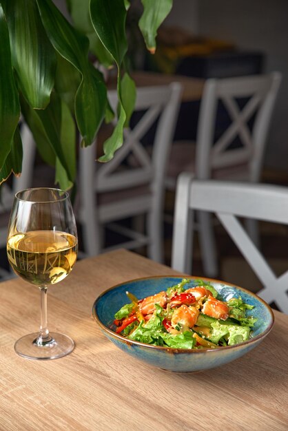 Ensalada de pescado con salmón Lechuga de verduras frescas y filete de pescado con salmón alimentos saludables omega 3 dieta cetogénica