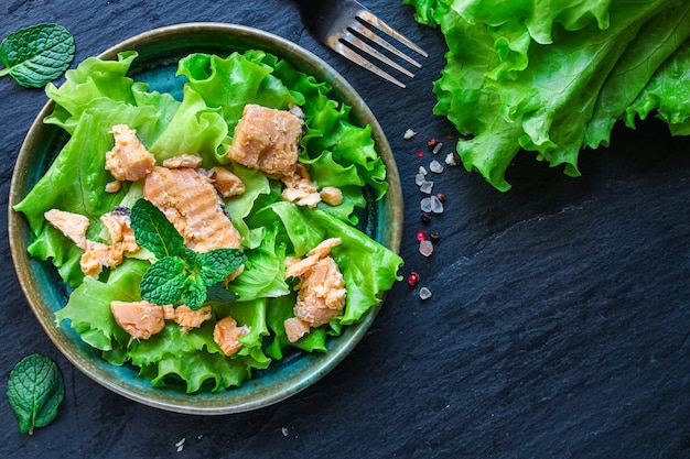 Ensalada de pescado salmón o atún enlatado