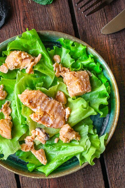 Ensalada de pescado salmón o atún enlatado