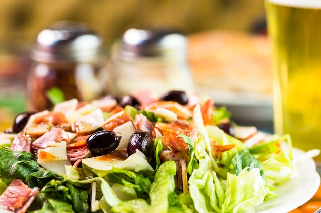 Ensalada picada italiana recién hecha en un restaurante italiano.